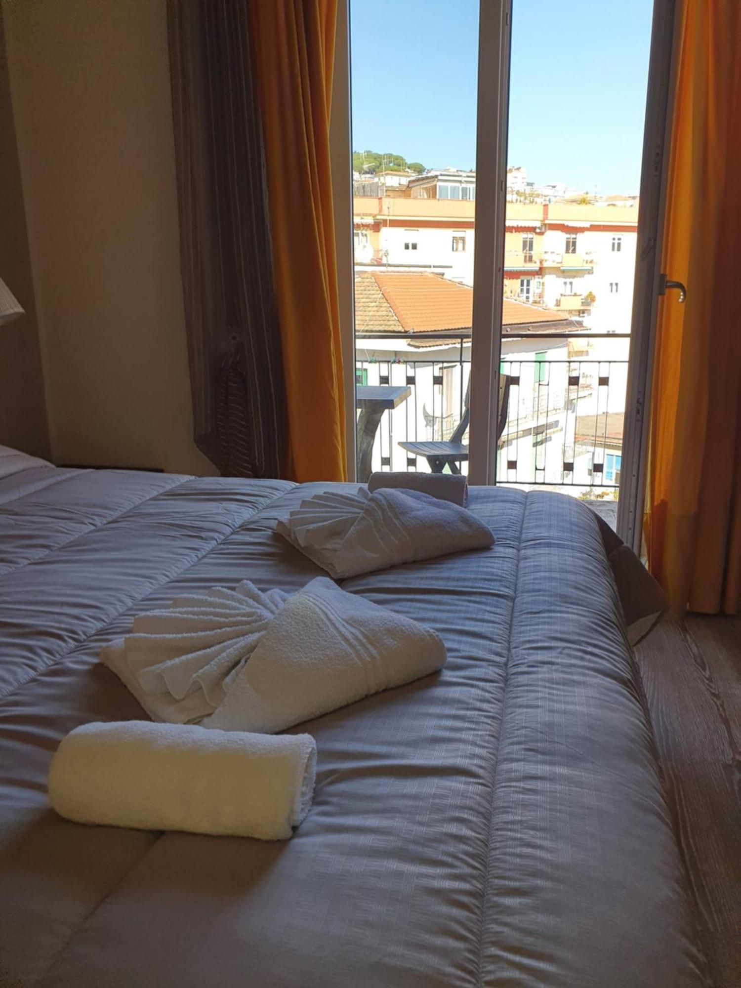 4Rooms Guest House Free Wi-Fi Salerno Eksteriør bilde